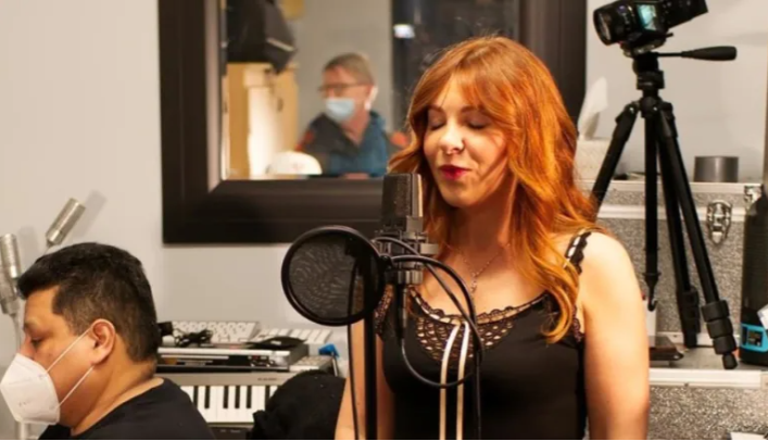 Водночас завдяки широкому вокальному діапазону виконавиця може співати і високим голосом.