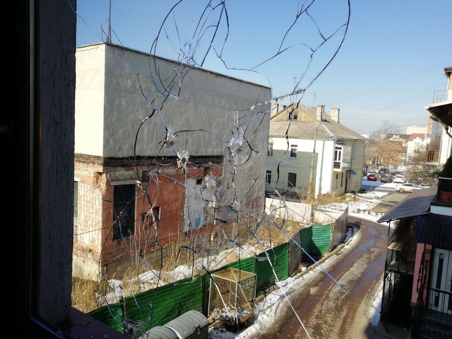 Обвнувачений випустив 19 куль по вікнах радіостанції. Каже, що стріляв по голубах