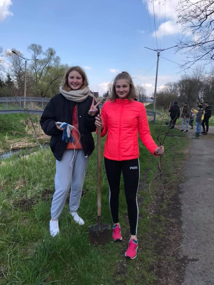 До створення "спортивної" алеї долучилася чемпіонка України з плавання Яна Долаврук (справа). Фото: Леся Бобяк