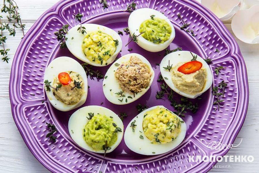 При подачі на стіл посипте яйця подрібненими листочками чебрецю