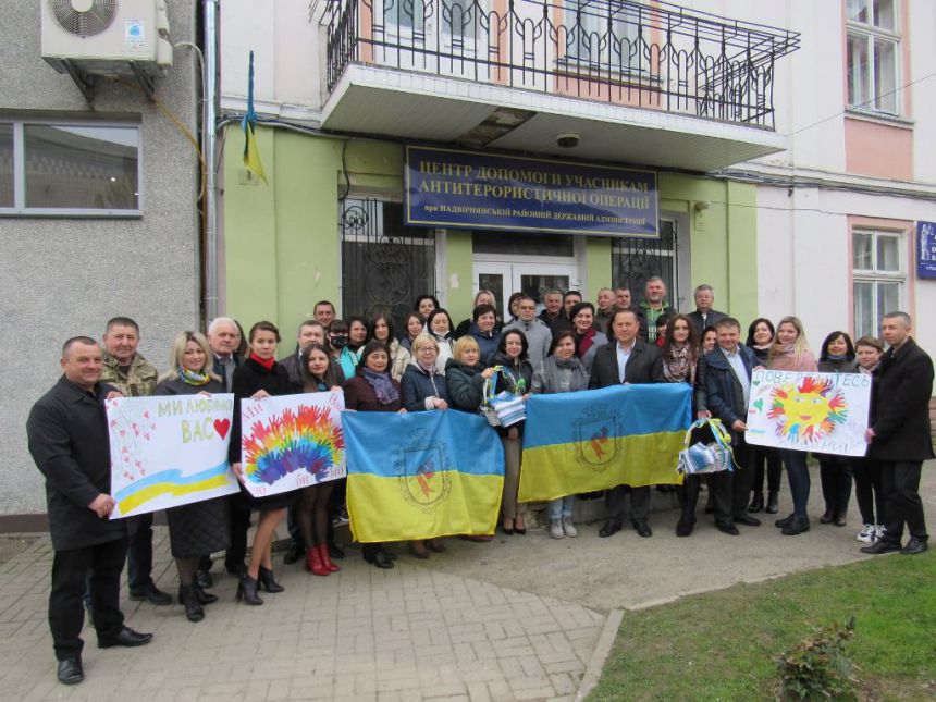 Надвірнянські волонтери повезли великодні кошики бійцям на передову.