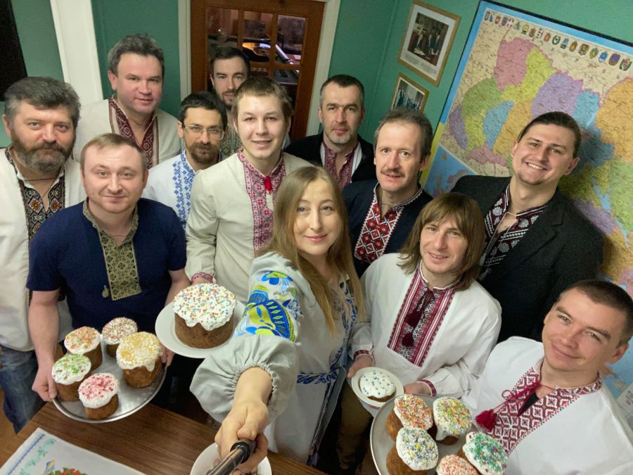 Хоча в районі станції -12 С морозу і сильний вітер (20-22 м/c), атмосфера на "Вернадському" святкова.