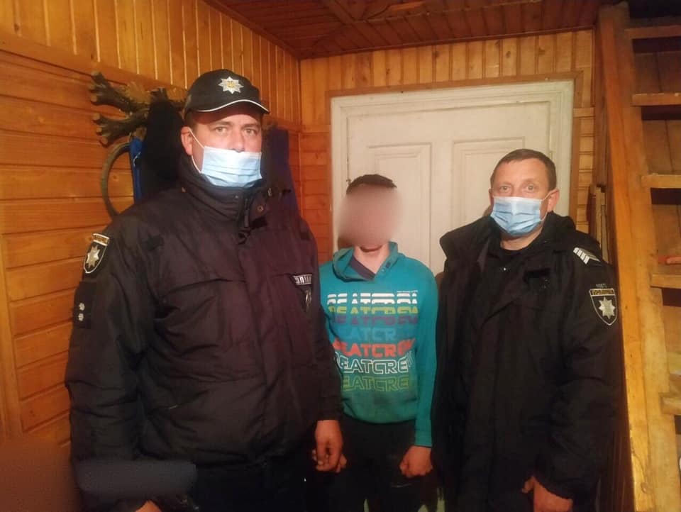 Зниклого хлопця знайшли неподалік лісу