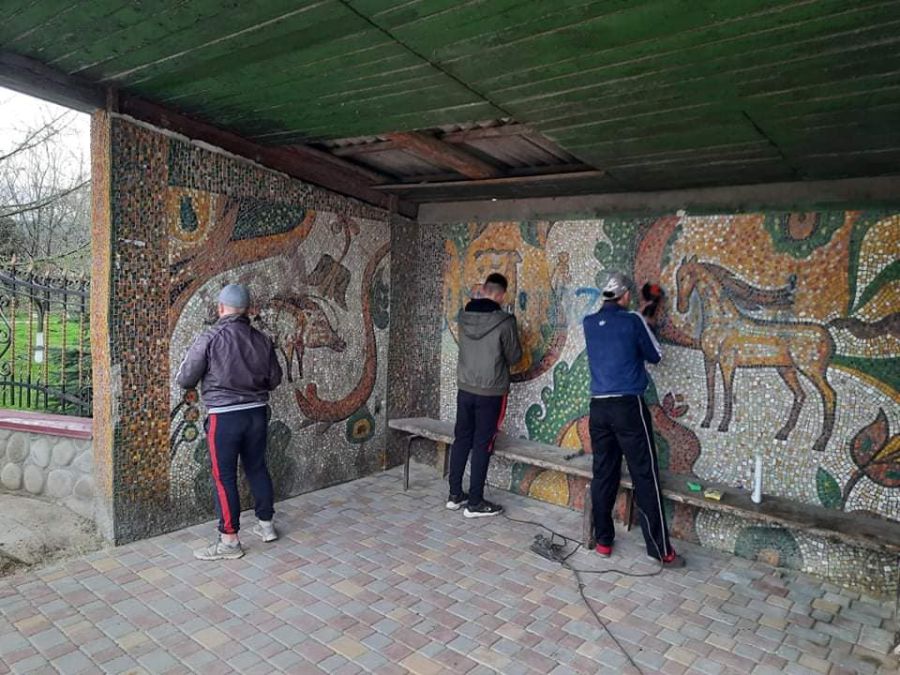 Дуже мало залишилось зупинок, які оздоблені мозаїкою