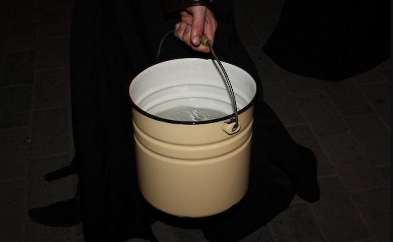 Ілюстрація. Під час служби дві жінки, які підспівували, збирали із прихожан пожертвування до скрині.