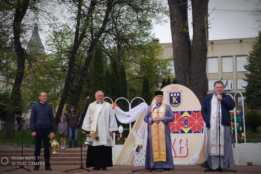 Священнослужителі міста окропили присутніх освяченою водою