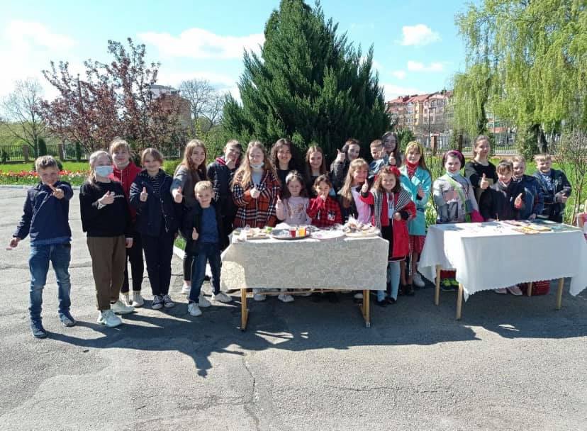 Благодійний ярмарок відвідали чимало людей.
