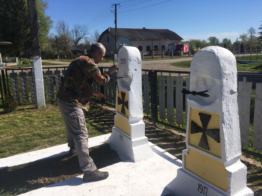 Дослідники історії не полишають наміру віднайти автентичні надмогильні таблички та пропелери. Фото: Олександр Коваль