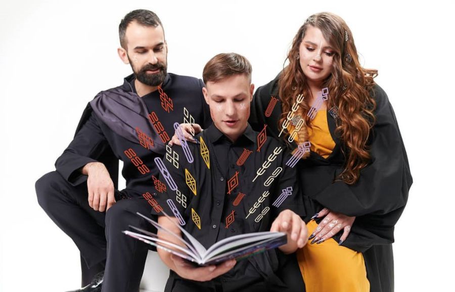 У дитячій книзі «KAZKA. Чарголос» юні читачі знайдуть багато цікавого.