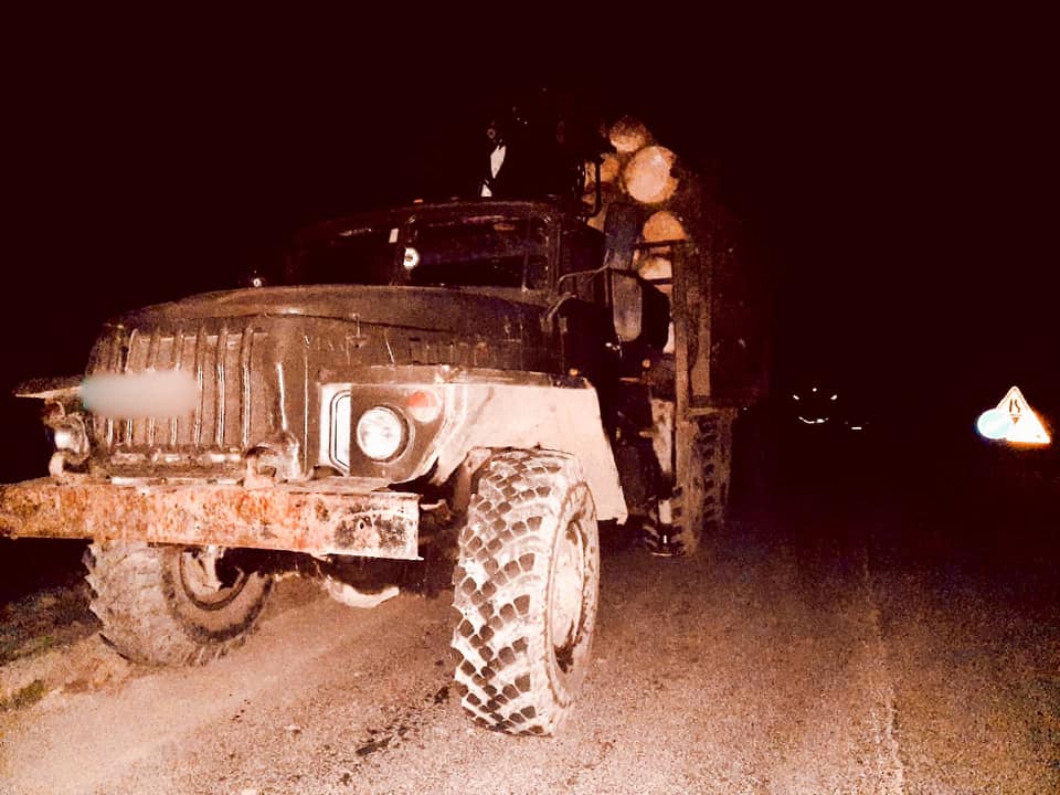 Наразі вирішується питання про накладення арешту на вилучений транспортний засіб і вантаж.