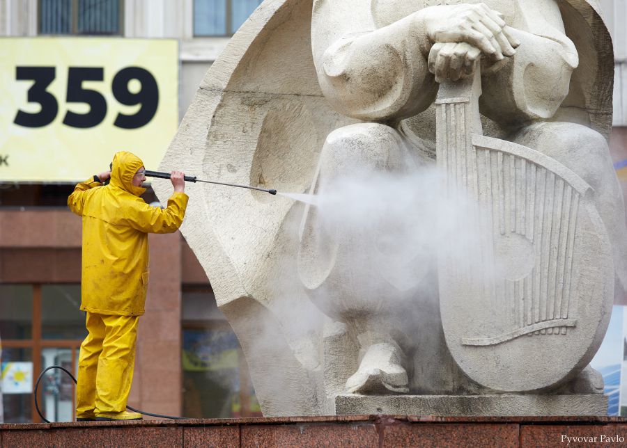 Фахівці компанїі помили всю площу від бруду і пилу