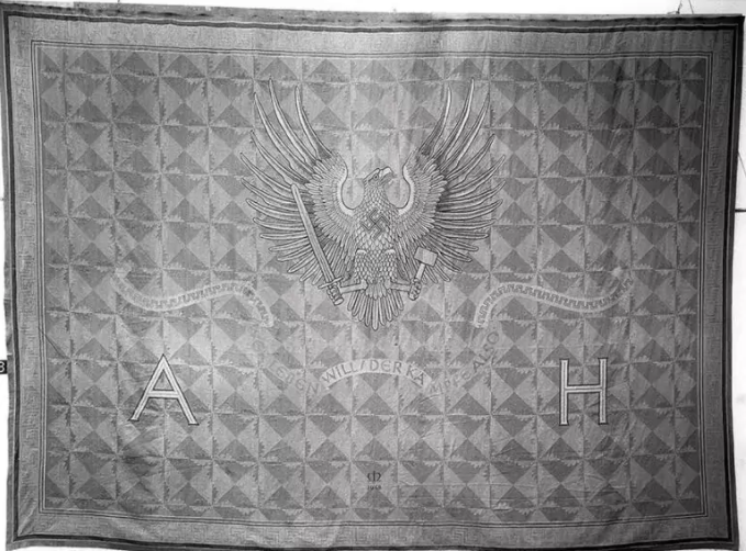 Килим не дозволяють фотографувати в кольорі