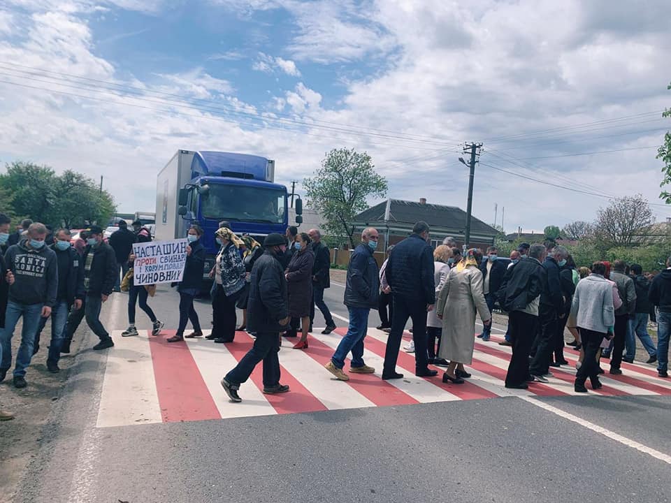 Співробітники поліції проводять роз’яснювальну роботу з водіями та учасниками акції.