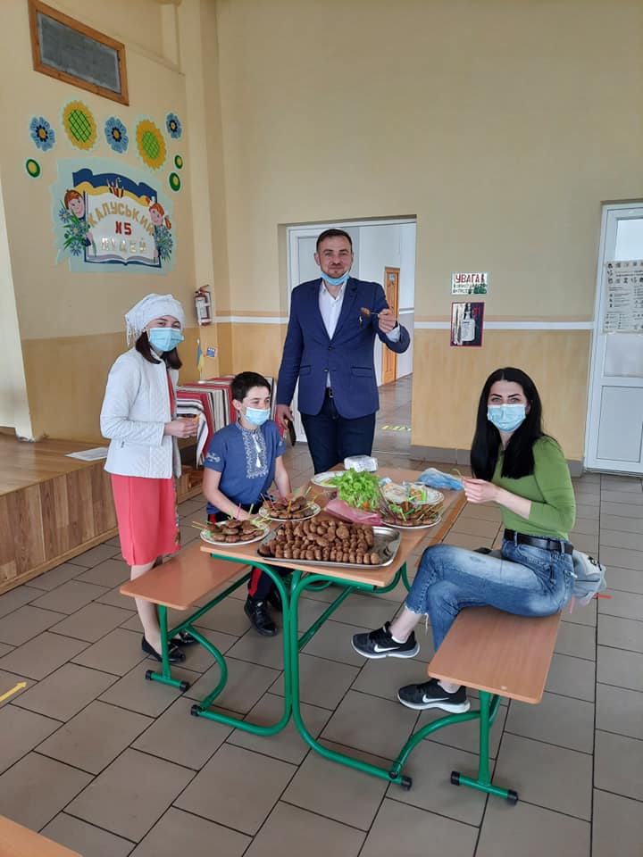 Гречаниками смакували як діти, так і директор ліцею