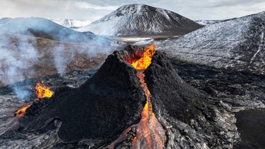 Покупці зможуть заробити на туристичному потенціалі діючого вулкану.