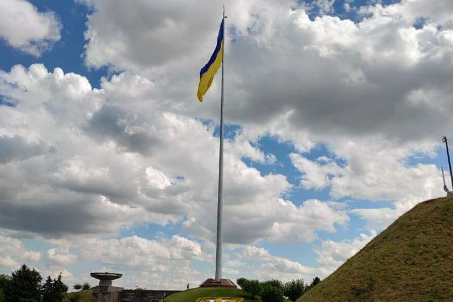 Ілюстроване фото. Мільйона виявилося для 50-метрового флагштока замало