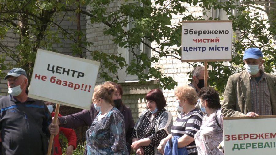 17 травня люди з вимогою не розміщувати МАФи на вул. Винниченка прийшли під міську раду