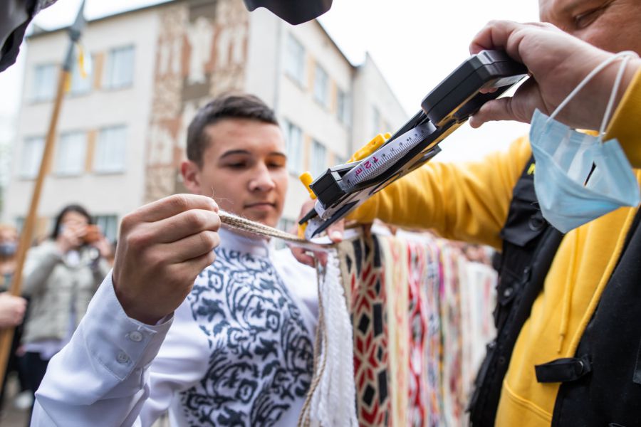 Представник Національного реєстру рекордів привітав Калуш із п'ятим рекордом. Фото: Любов Карташова