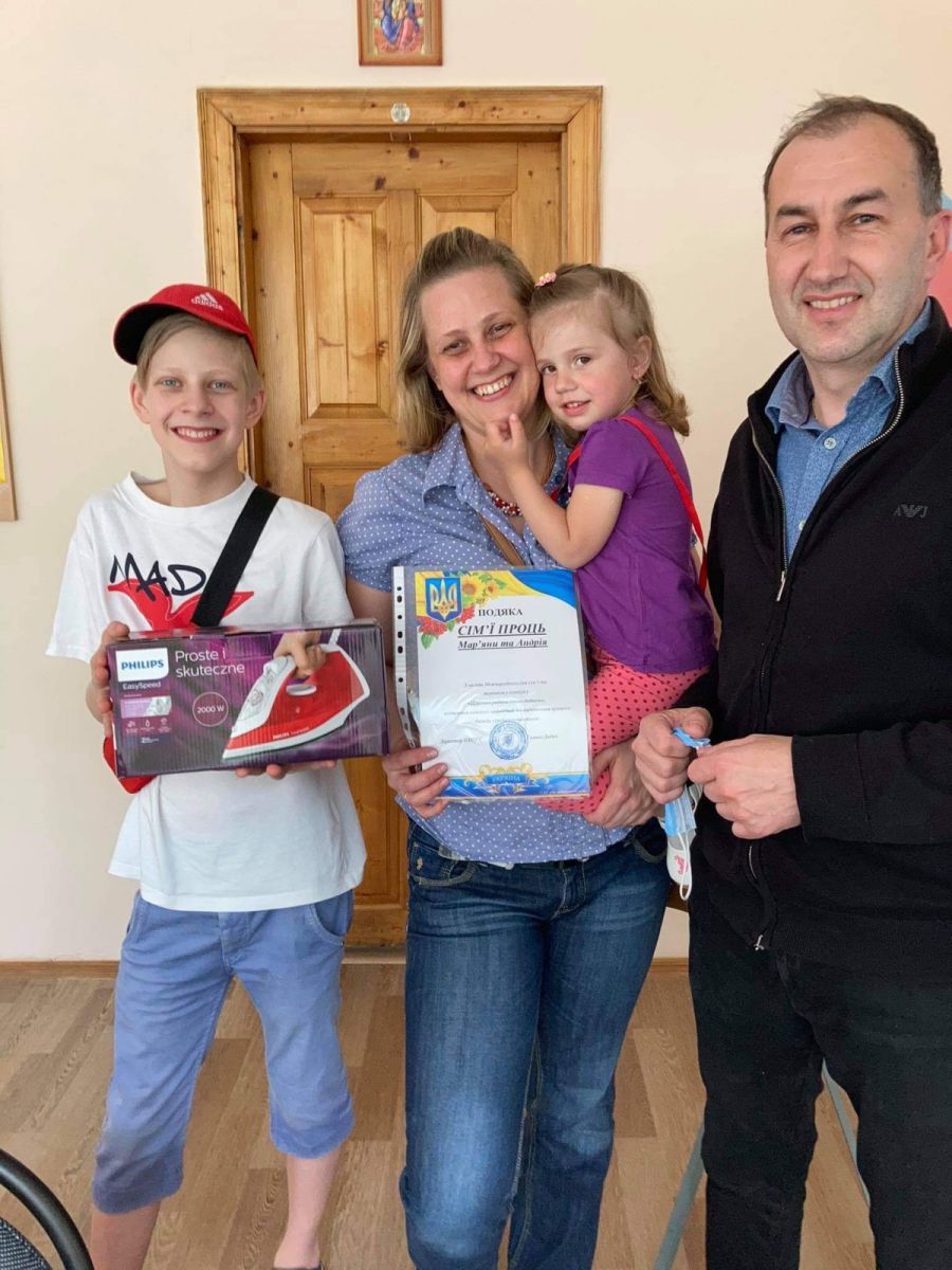 Три сім'ї отримали призи від міського голови.