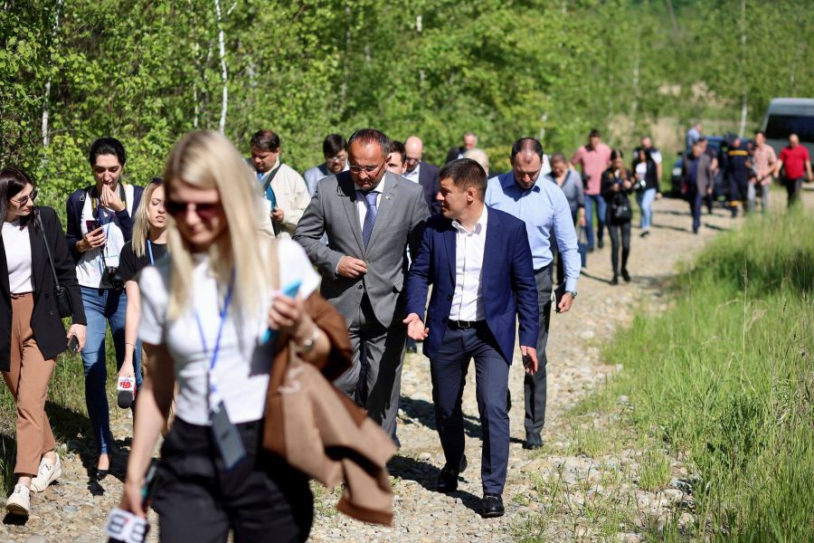 Що робити з цією величезною територією, яка наповнена соленими розчинами і яка тисне на навколишнє середовище?