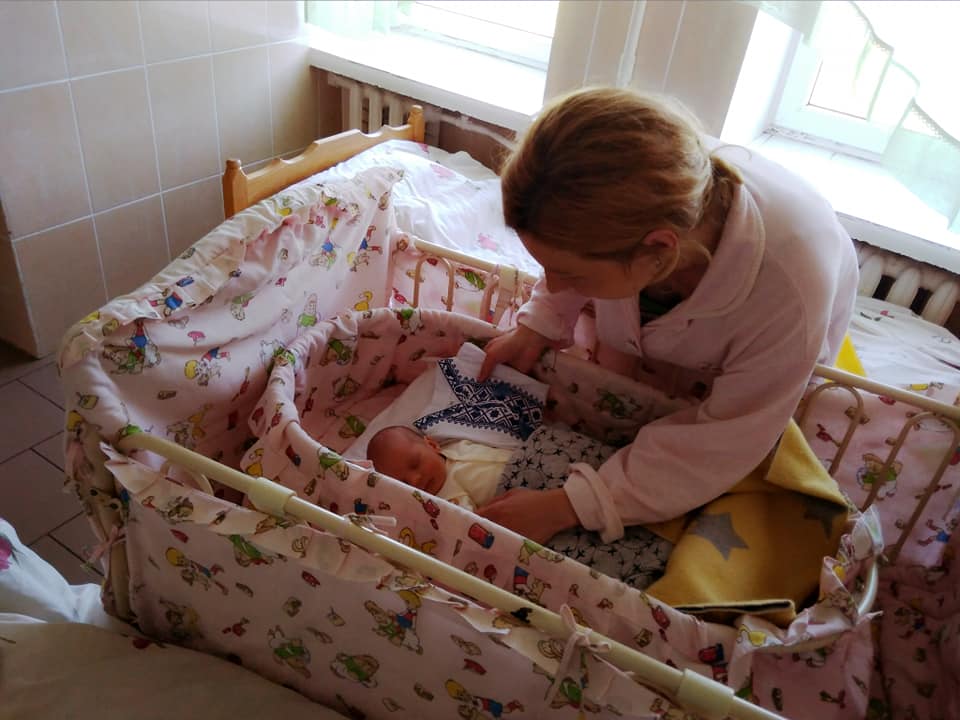 Новонароджені калушани отримали перші вишиванки з нагоди Дня міста. Фото: Оксана Гумінілович