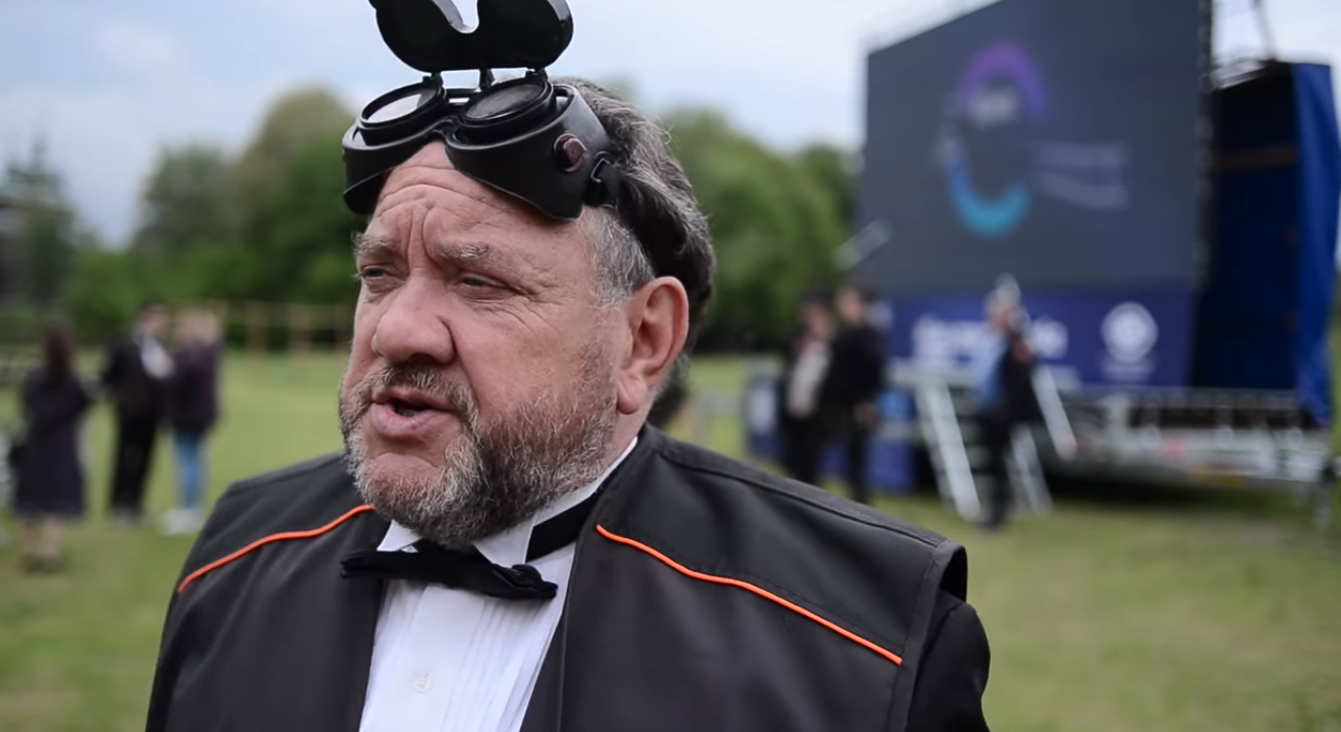 Кіномобіль вже готовий в дорогу. За його кермом вже побував Богдан Бенюк