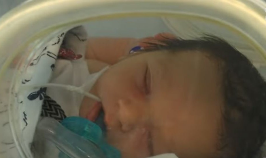 Малюк — симпатичний, гарний хлопчик. Брюнет, який жваво бореться за життя