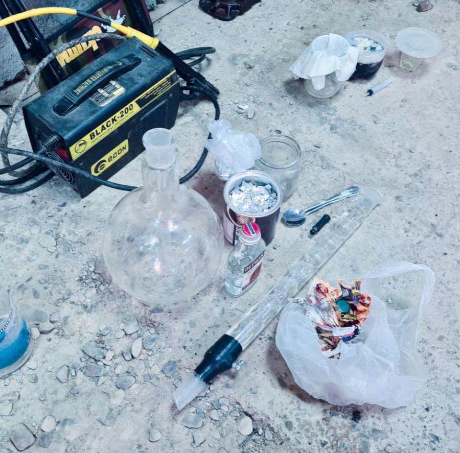 Правоохоронці вилучили «Амфетамін», паперові згортки з наркотиками, електронні ваги, а також лабораторне обладнання