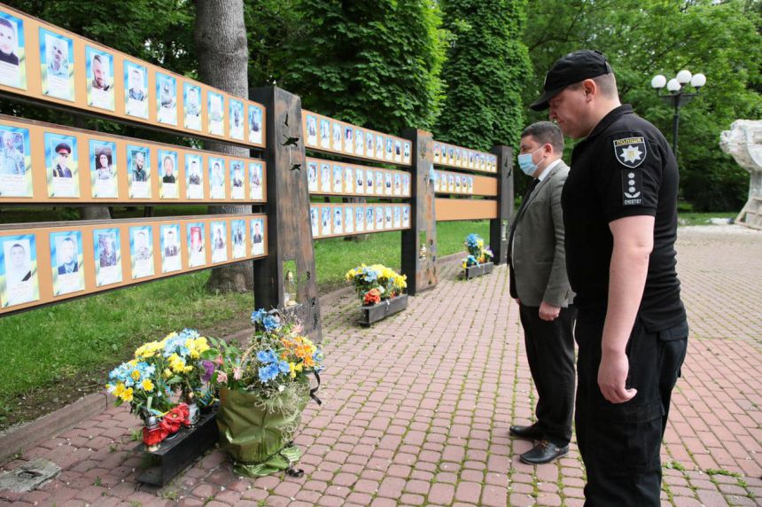 Присутні поклали квіти до могил військових.