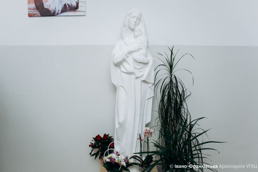 Богородиця з Дитятком є авторською роботою скульптора з Калуша Ігоря Семака