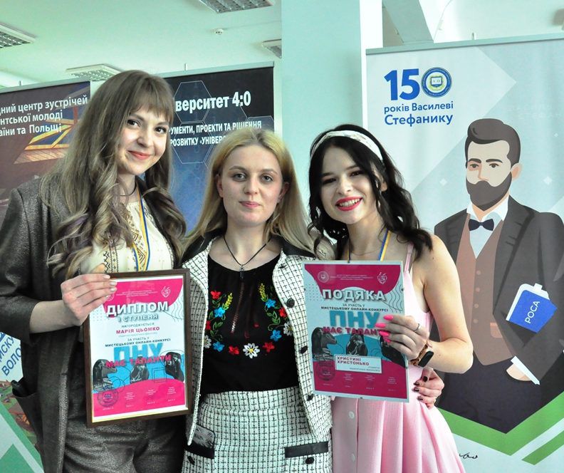 Переможців конкурсу нагороджував ректор університету Ігор Цепенда.