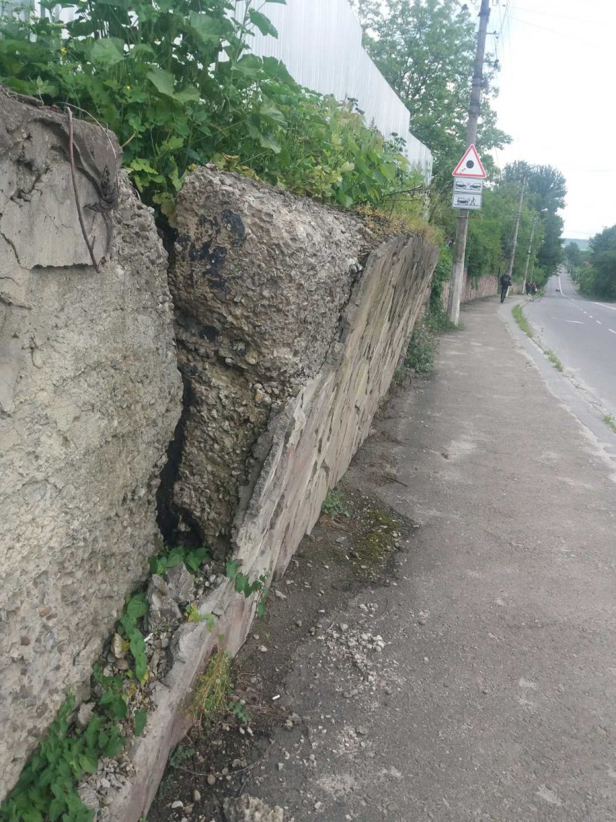 Місто визначає, хто відновить підпірну стінку замість демонтованої