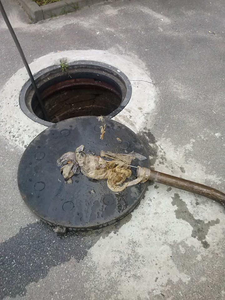 Труби закорковуються подекуди так, що без спеціальної техніки їх не прочистити