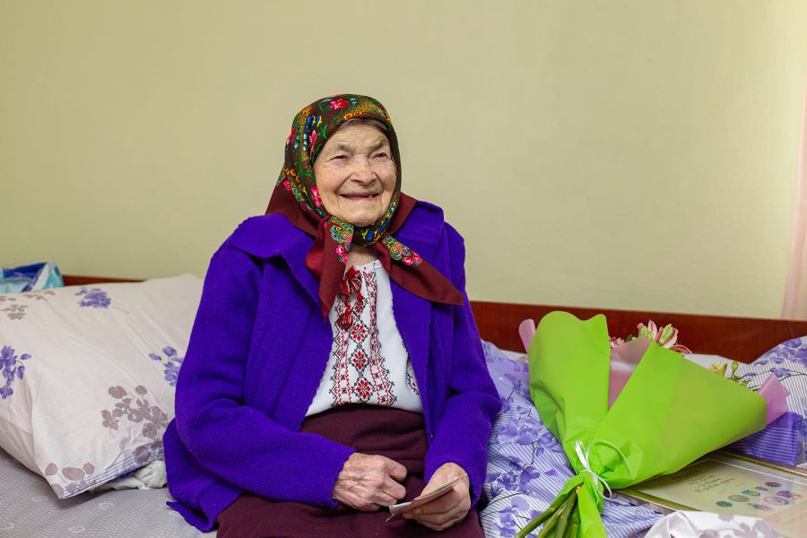 Пані Марія дуже радіє привітанню.