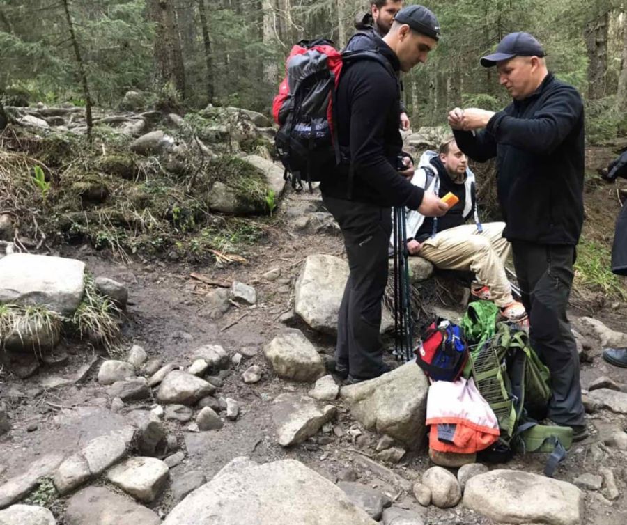 Рятувальники надали туристу допомогу.