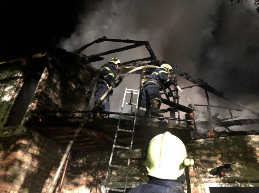 Вогонь знищив покрівлю та мансардний поверх житлового будинку