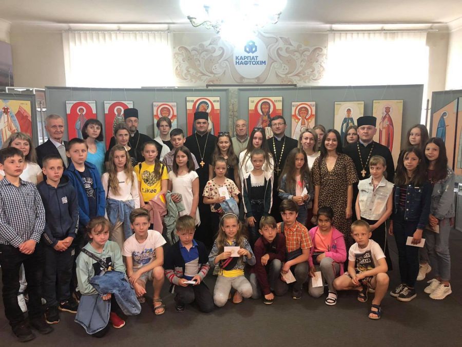 Іван Бігун ознайомив дітей з іконами.