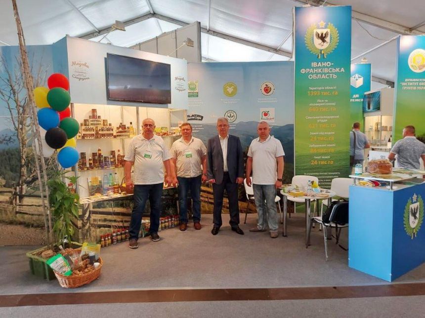 Кращі підприємці Прикарпаття отримали дипломи.