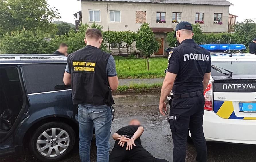 Правоохоронці затримали зловмисників під час передачі товару «з рук у руки».