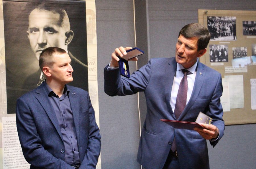 Відзнакою нагороджуються члени Організації українських націоналістів та Української повстанської армії, та інші.