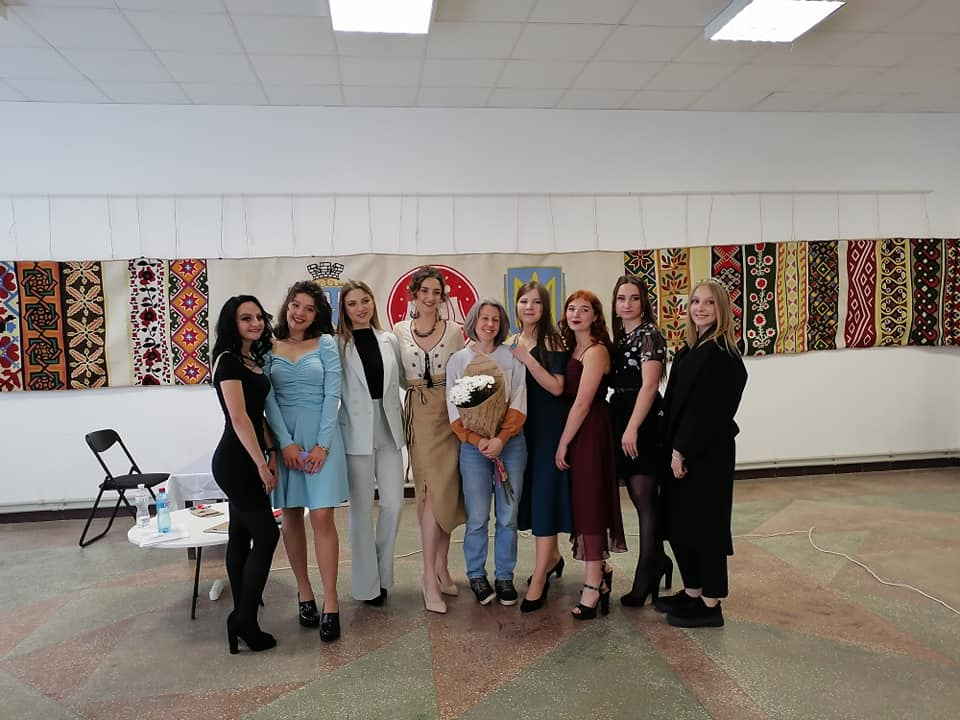 Студенти Калуського коледжу культури та мистецтв зробили фото на фоні рекордного рушника 