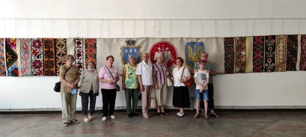 Слухачі Університету третього віку були раді побачити найдовший в Україні рушник.