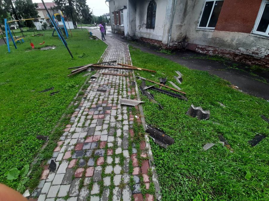 Від руйнування даху постраждалих немає.