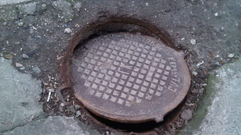 Ілюстроване фото. Комісія з благоустрою виявляє нічийні відкриті люки