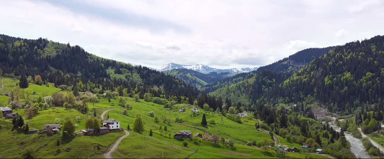 У фільмі показано багато цікавих місць Прикарпаття.