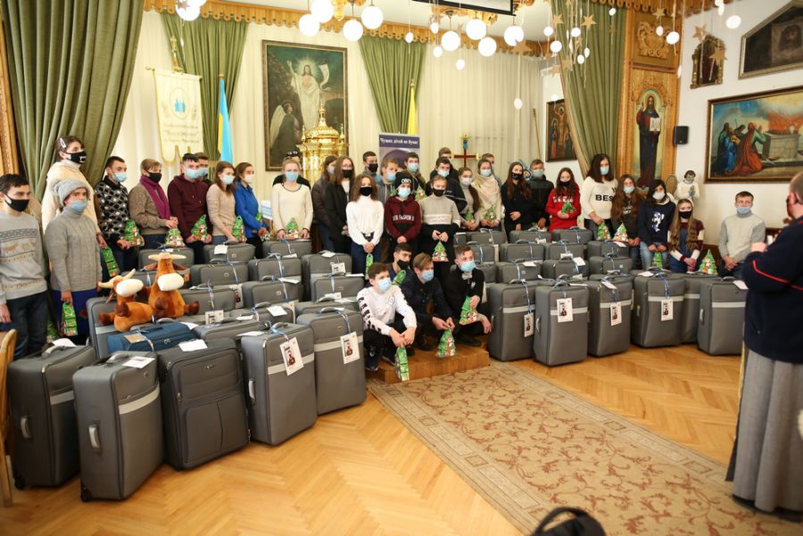 У валізах є речі, які необхідні на перший час.