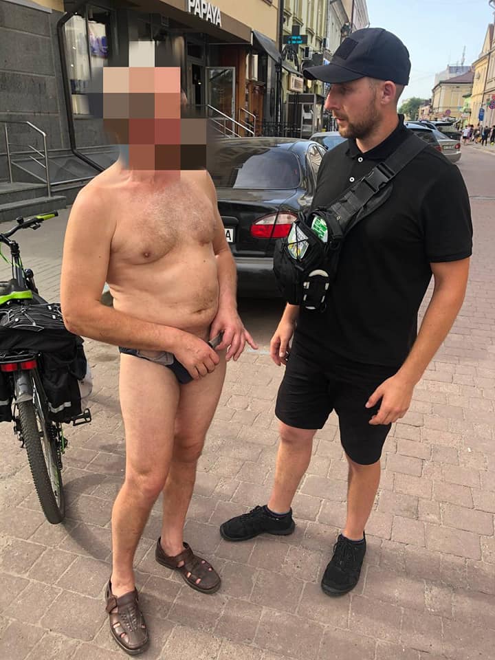 Чоловік був агресивний і чіплявся до перехожих.