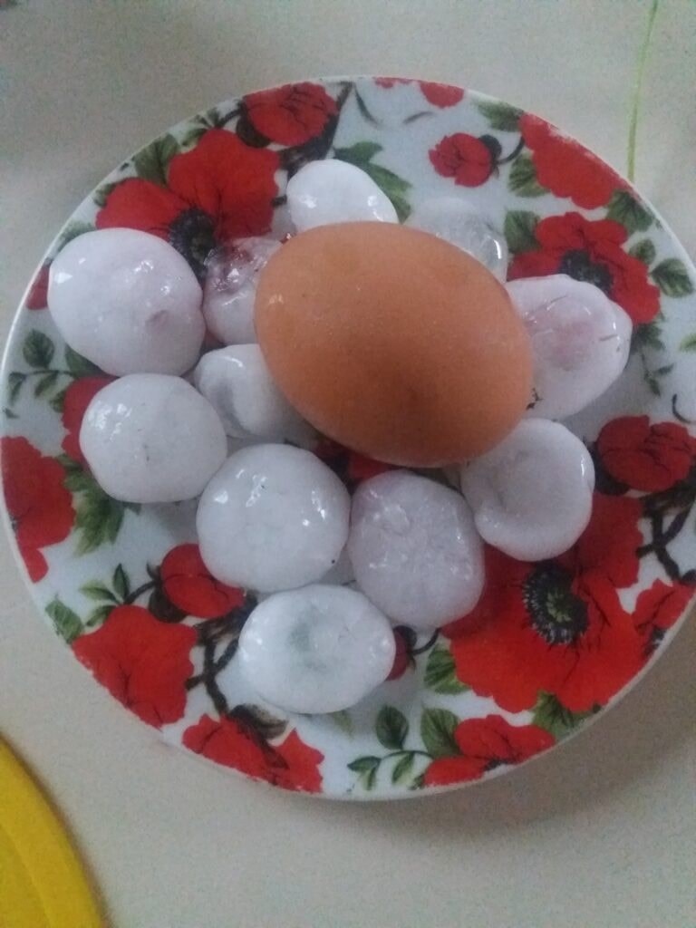 Гігантський град випав у Делятині