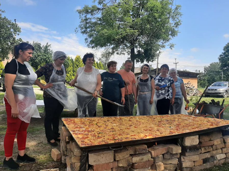 Піцу приготували і посмакували десятки голинян