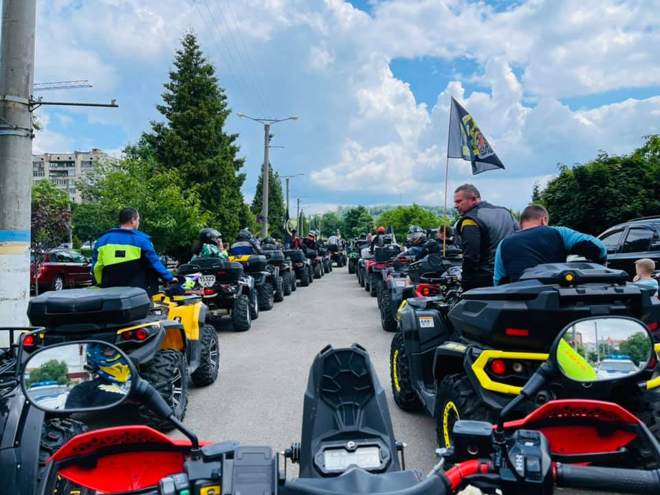 Квадроциклісти долали перешкоди двокілометрової траси, влаштованої на запущеному пустирі. Фото: Мар'ян Вагілевич